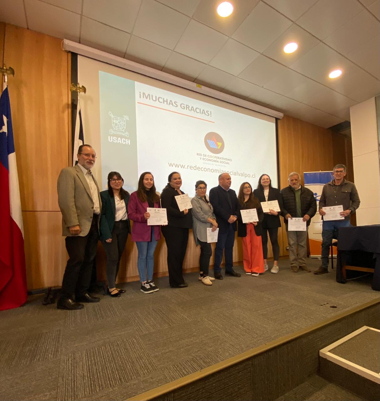 Mario Radrigán, director de CIESCOOP, y Rodrigo Mundaca, gobernador de la región de Valparaíso, entregan diplomas a los egresados del Diplomado en Desarrollo Económico Local y Emprendimiento, una iniciativa que fortaleció las competencias de 30 funcionarios públicos en fomento cooperativo y economía social.